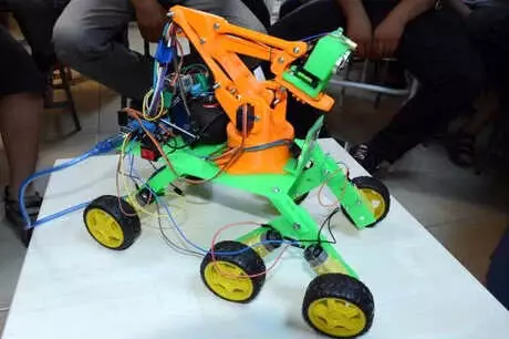 Yaz Kursunda, Dört İşlem Sorusu Çözen Robot Ürettiler