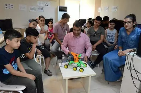 Yaz Kursunda, Dört İşlem Sorusu Çözen Robot Ürettiler