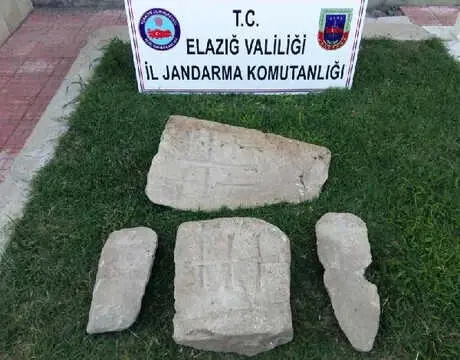 Elazığ'da Kaçak Kazı Operasyonu; Haç İşaretli Mezar Taşlarına El Konuldu