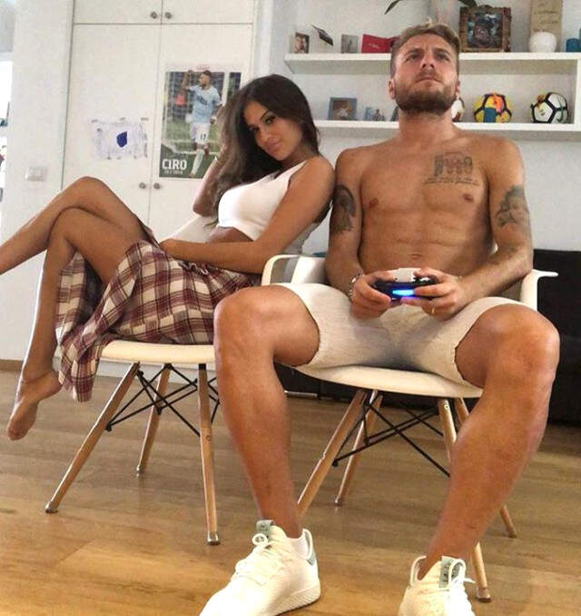 Futbolcu Ciro Immobile'nin Eşinin Yanında Oyun Oynaması Sosyal Medyada Alay Konusu Oldu