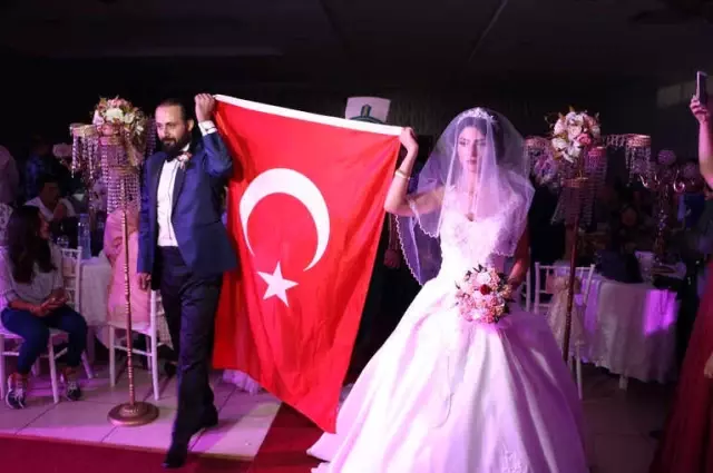 Gelin ve Damat Yeniçerilerle Salona Girdi Gelin ve Damat Yeniçerilerle Salona Girdi