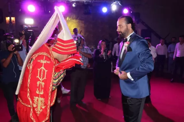 Gelin ve Damat Yeniçerilerle Salona Girdi Gelin ve Damat Yeniçerilerle Salona Girdi