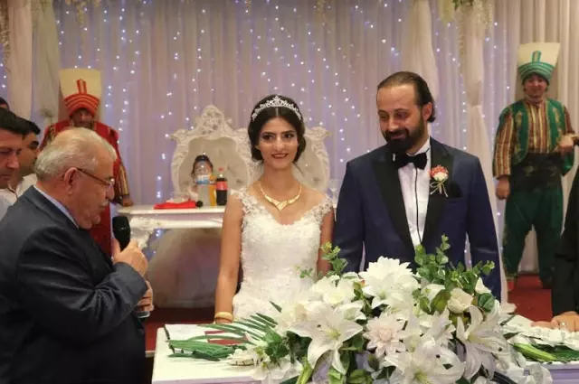 Gelin ve Damat Yeniçerilerle Salona Girdi Gelin ve Damat Yeniçerilerle Salona Girdi