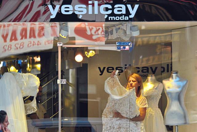 Nurgül Yeşilçay'ın Gelinlik Mağazasına Haciz Geldi