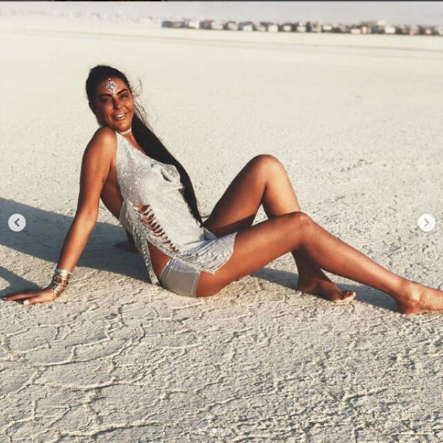 Sosyetik Güzel Süreyya Yalçın, Pırlantalı Kuru Kafa Maskesi ve Türk Bayrağı ile Burning Man Festivali'ne Damga Vurdu