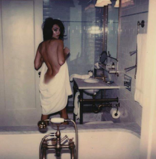 Ünlü Oyuncu Emily Ratajkowski, Banyo Pozlarıyla Sosyal Medyayı Salladı