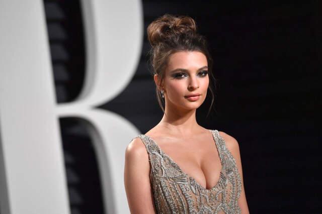 Ünlü Oyuncu Emily Ratajkowski, Banyo Pozlarıyla Sosyal Medyayı Salladı
