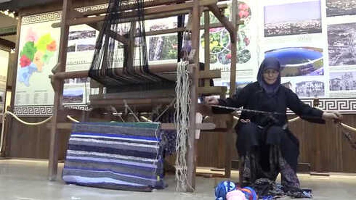 Yörük Kadınlar Eski Elbiseleri Nasıl Kilime Dönüştürdüklerini Anlattı