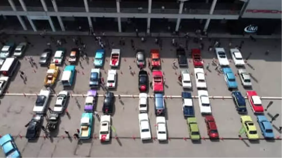 30 Ağustos Zafer Bayramı'nda Klasik Otomobilcilerin Zafer Turu Havadan Görüntülendi