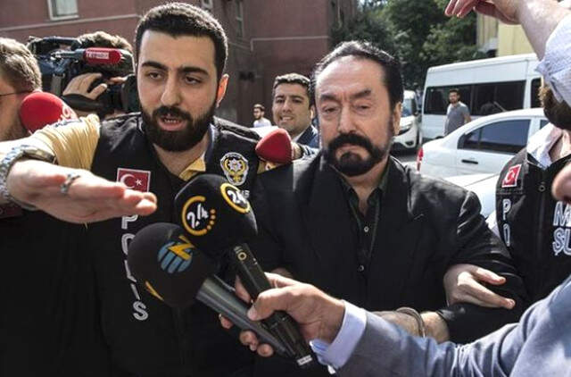 Adnan Oktar'ın Evinde Sadece Sinagoglarda Bulunması Gereken El Yazısı Tevrat Bulundu