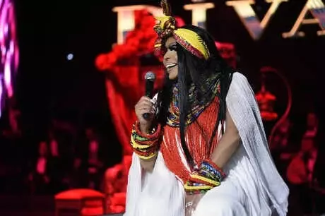 Diva', İlk Kez Sanat Güneşi Zeki Müren'den Okudu Diva', İlk Kez Sanat Güneşi Zeki Müren'den Okudu