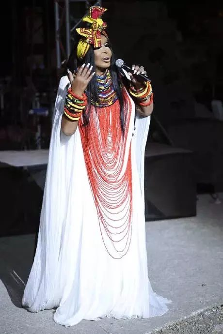 Diva', İlk Kez Sanat Güneşi Zeki Müren'den Okudu Diva', İlk Kez Sanat Güneşi Zeki Müren'den Okudu