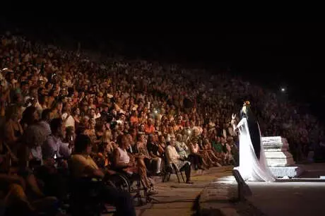 Diva', İlk Kez Sanat Güneşi Zeki Müren'den Okudu Diva', İlk Kez Sanat Güneşi Zeki Müren'den Okudu
