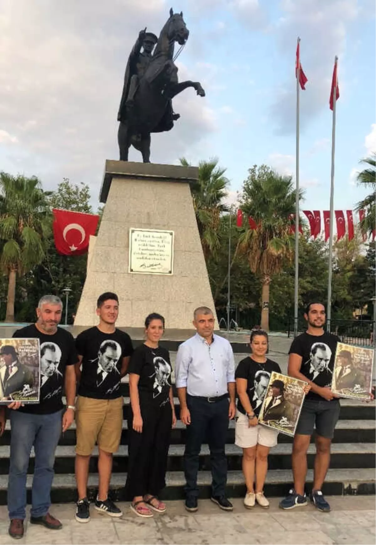 Dr. Ferhat Yüksel 30 Ağustos'u 10 Bin Poster Dağıtarak Kutladı