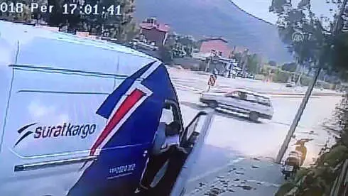 Elektrikli Bisiklet ile Otomobil Çarpıştı Elektrikli Bisiklet ile Otomobil Çarpıştı