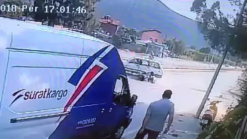 Elektrikli Bisiklet ile Otomobil Çarpıştı Elektrikli Bisiklet ile Otomobil Çarpıştı