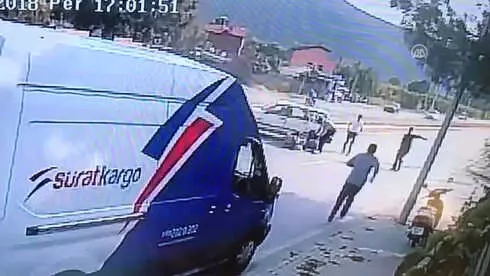Elektrikli Bisiklet ile Otomobil Çarpıştı Elektrikli Bisiklet ile Otomobil Çarpıştı