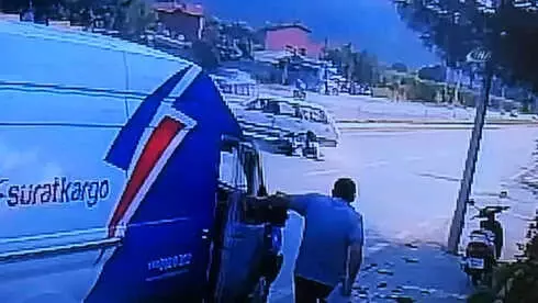 Feci Kaza Güvenlik Kamerasına Yansıdı Feci Kaza Güvenlik Kamerasına Yansıdı
