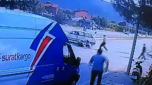 Feci Kaza Güvenlik Kamerasına Yansıdı Feci Kaza Güvenlik Kamerasına Yansıdı