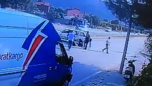 Feci Kaza Güvenlik Kamerasına Yansıdı Feci Kaza Güvenlik Kamerasına Yansıdı