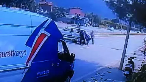 Feci Kaza Güvenlik Kamerasına Yansıdı Feci Kaza Güvenlik Kamerasına Yansıdı