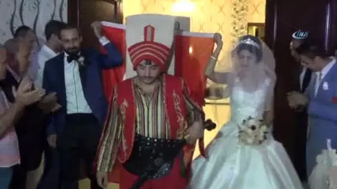 Gelin ve Damat Yeniçeri Askerleriyle Salona Girdi, Dondurma Kesti Gelin ve Damat Yeniçeri Askerleriyle Salona Girdi, Dondurma Kesti