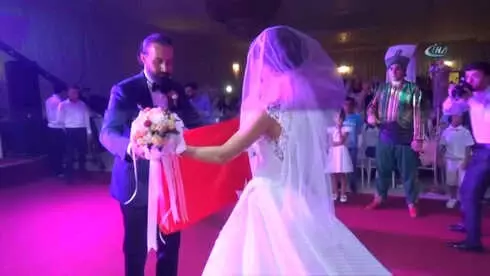 Gelin ve Damat Yeniçeri Askerleriyle Salona Girdi, Dondurma Kesti Gelin ve Damat Yeniçeri Askerleriyle Salona Girdi, Dondurma Kesti