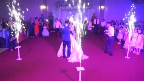 Gelin ve Damat Yeniçeri Askerleriyle Salona Girdi, Dondurma Kesti Gelin ve Damat Yeniçeri Askerleriyle Salona Girdi, Dondurma Kesti