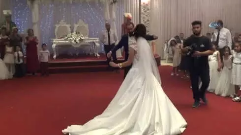 Gelin ve Damat Yeniçeri Askerleriyle Salona Girdi, Dondurma Kesti Gelin ve Damat Yeniçeri Askerleriyle Salona Girdi, Dondurma Kesti