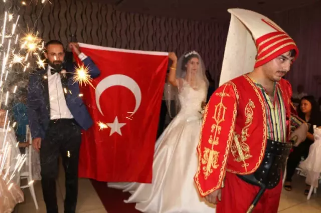 İlginç Düğün: Yeniçerilerle Salona Girdiler, Dondurma Kestiler İlginç Düğün: Yeniçerilerle Salona Girdiler, Dondurma Kestiler