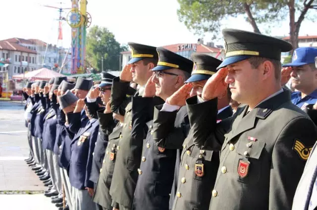 Manisa'nın İlçelerinde 'Zafer' Coşkusu Manisa'nın İlçelerinde 'Zafer' Coşkusu