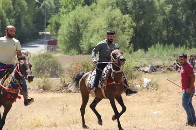 Solhan'da Yöresel At Yarışları ile Çifte Kutlama Solhan'da Yöresel At Yarışları ile Çifte Kutlama