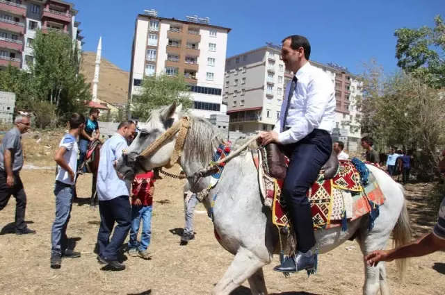 Solhan'da Yöresel At Yarışları ile Çifte Kutlama Solhan'da Yöresel At Yarışları ile Çifte Kutlama
