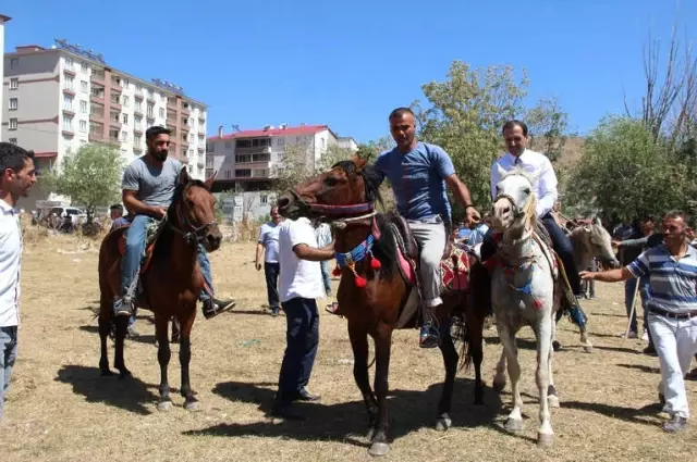 Solhan'da Yöresel At Yarışları ile Çifte Kutlama Solhan'da Yöresel At Yarışları ile Çifte Kutlama