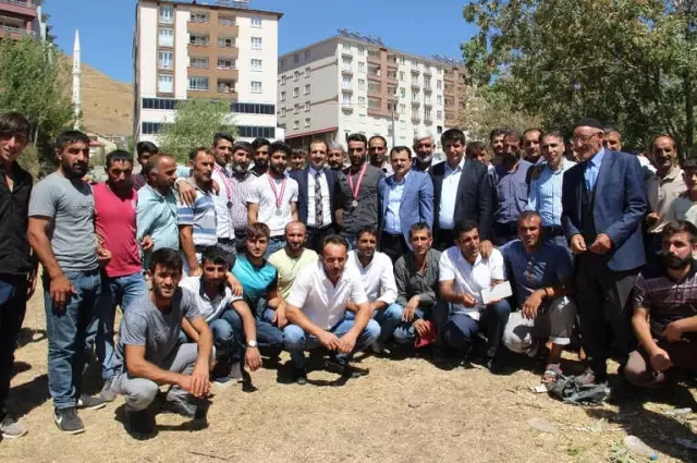 Solhan'da Yöresel At Yarışları ile Çifte Kutlama Solhan'da Yöresel At Yarışları ile Çifte Kutlama