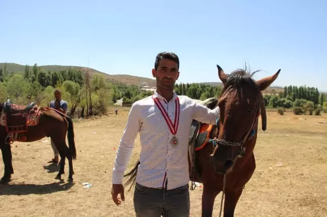 Solhan'da Yöresel At Yarışları ile Çifte Kutlama Solhan'da Yöresel At Yarışları ile Çifte Kutlama
