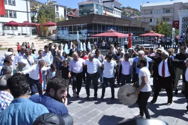 Tunceli'de Açılış, Çılgın Davulcuyla Şenlendi, Halay Çeken Vali Renk Kattı Tunceli'de Açılış, Çılgın Davulcuyla Şenlendi, Halay Çeken Vali Renk Kattı