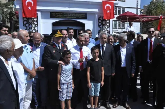 Tunceli'de Açılış, Çılgın Davulcuyla Şenlendi, Halay Çeken Vali Renk Kattı Tunceli'de Açılış, Çılgın Davulcuyla Şenlendi, Halay Çeken Vali Renk Kattı