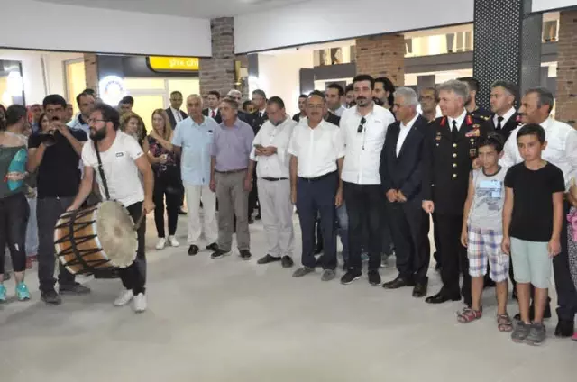Tunceli'de Açılış, Çılgın Davulcuyla Şenlendi, Halay Çeken Vali Renk Kattı Tunceli'de Açılış, Çılgın Davulcuyla Şenlendi, Halay Çeken Vali Renk Kattı