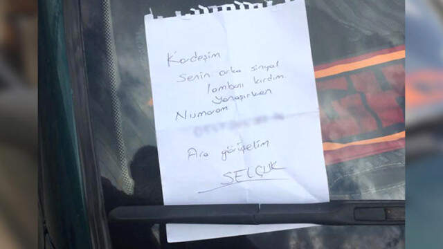 Çarptığı Araca Not Bıraktı: Sinyal Lambanı Kırdım, Ara Görüşelim