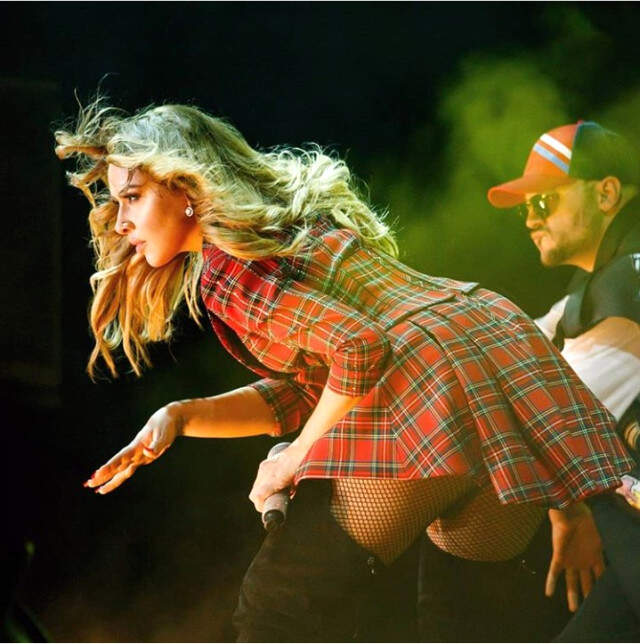 Hadise, Makyajsız Halini Eleştirenlere Kırmızı Elbisesi ve Verdiği Cesur Pozlarla Cevap verdi