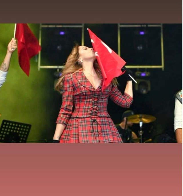 Hadise, Makyajsız Halini Eleştirenlere Kırmızı Elbisesi ve Verdiği Cesur Pozlarla Cevap verdi