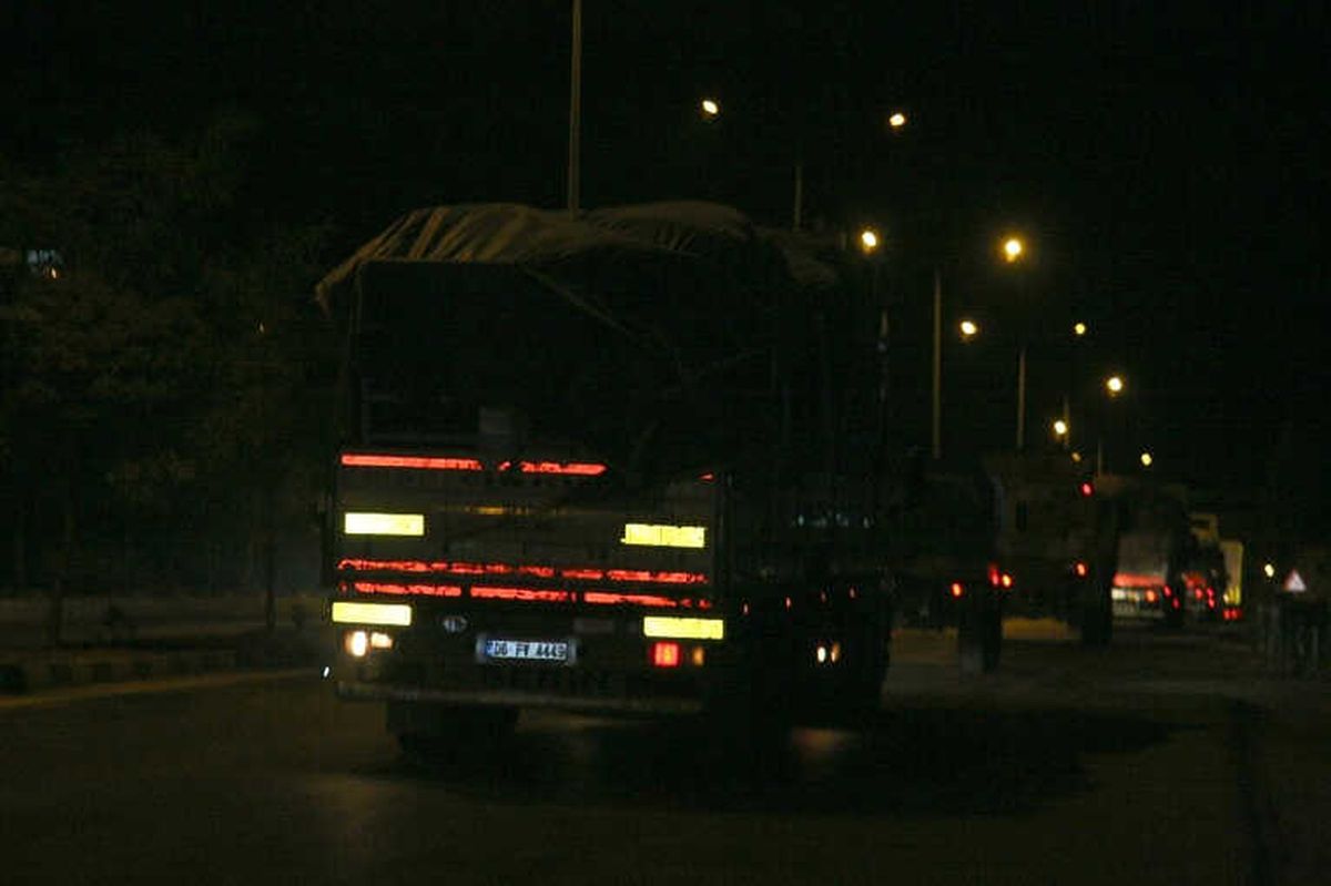 Kilis'ten İdlib Sınırına Komando ve Topçu Bataryaları Sevk Edildi