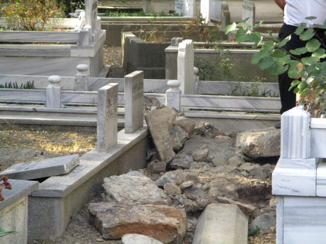 Osmanlı Döneminden Kalma Mezarlıkta Kazı Yapan 3 Kişi Suçüstü Yakalandı