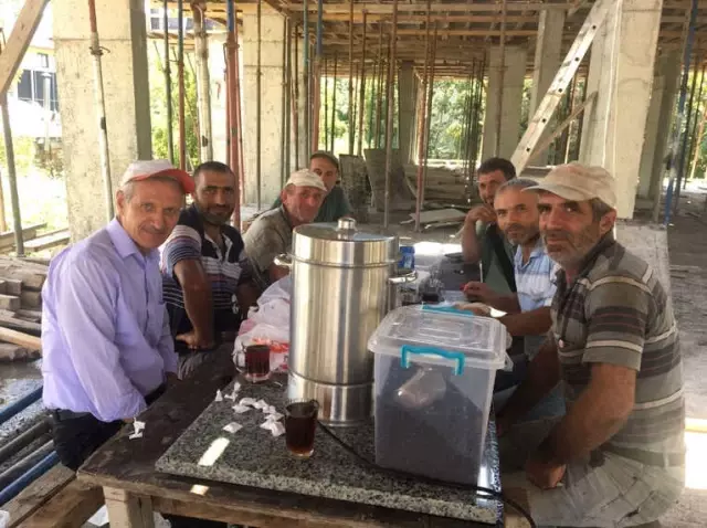 Başkan Dişli, İnşaat İşçilerinin Sofrasına Konuk Oldu Başkan Dişli, İnşaat İşçilerinin Sofrasına Konuk Oldu
