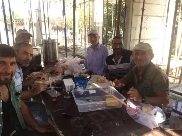 Başkan Dişli, İnşaat İşçilerinin Sofrasına Konuk Oldu Başkan Dişli, İnşaat İşçilerinin Sofrasına Konuk Oldu
