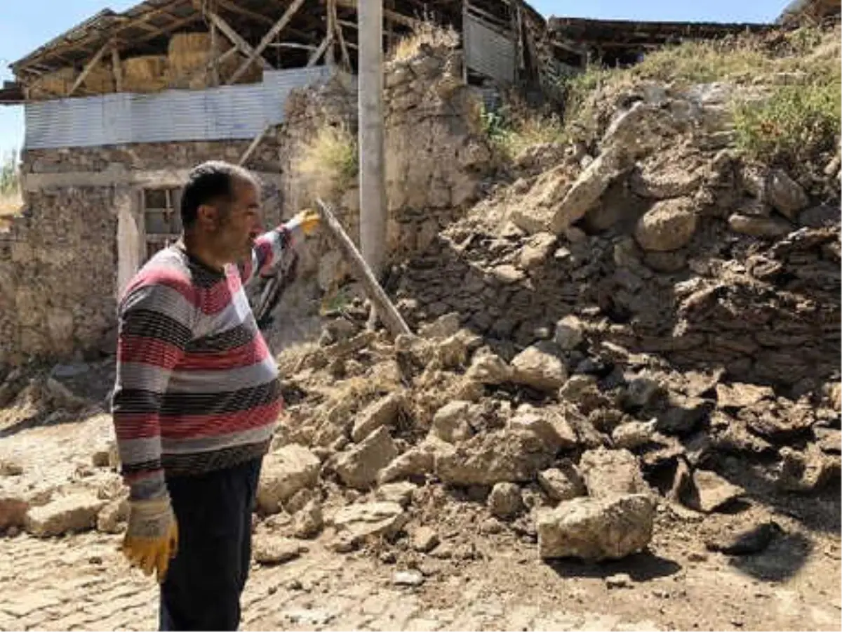 Dağdan Kopan Kaya Parçaları Korkutuyor