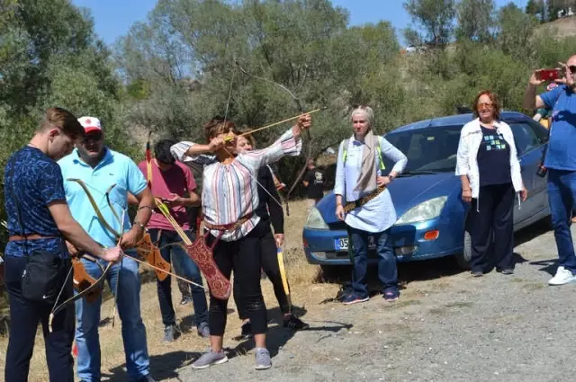 Geleneksel Okçular Üç Boyutlu Hedefleri Vurmak İçin Yarıştı