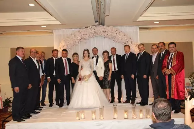 Hekimoğlu'nun Nikahı Spor, Sanat, Siyaset ve İş Dünyasını Bir Araya Getirdi Hekimoğlu'nun Nikahı Spor, Sanat, Siyaset ve İş Dünyasını Bir Araya Getirdi
