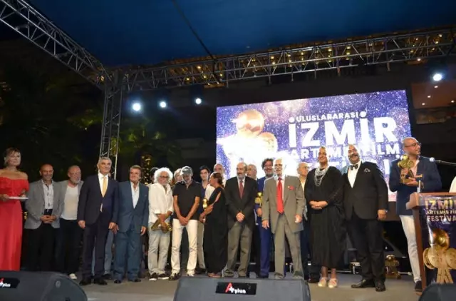 İzmir'deki Film Festivalinin Ödül Töreninde Ünlüler Geçidi İzmir'deki Film Festivalinin Ödül Töreninde Ünlüler Geçidi